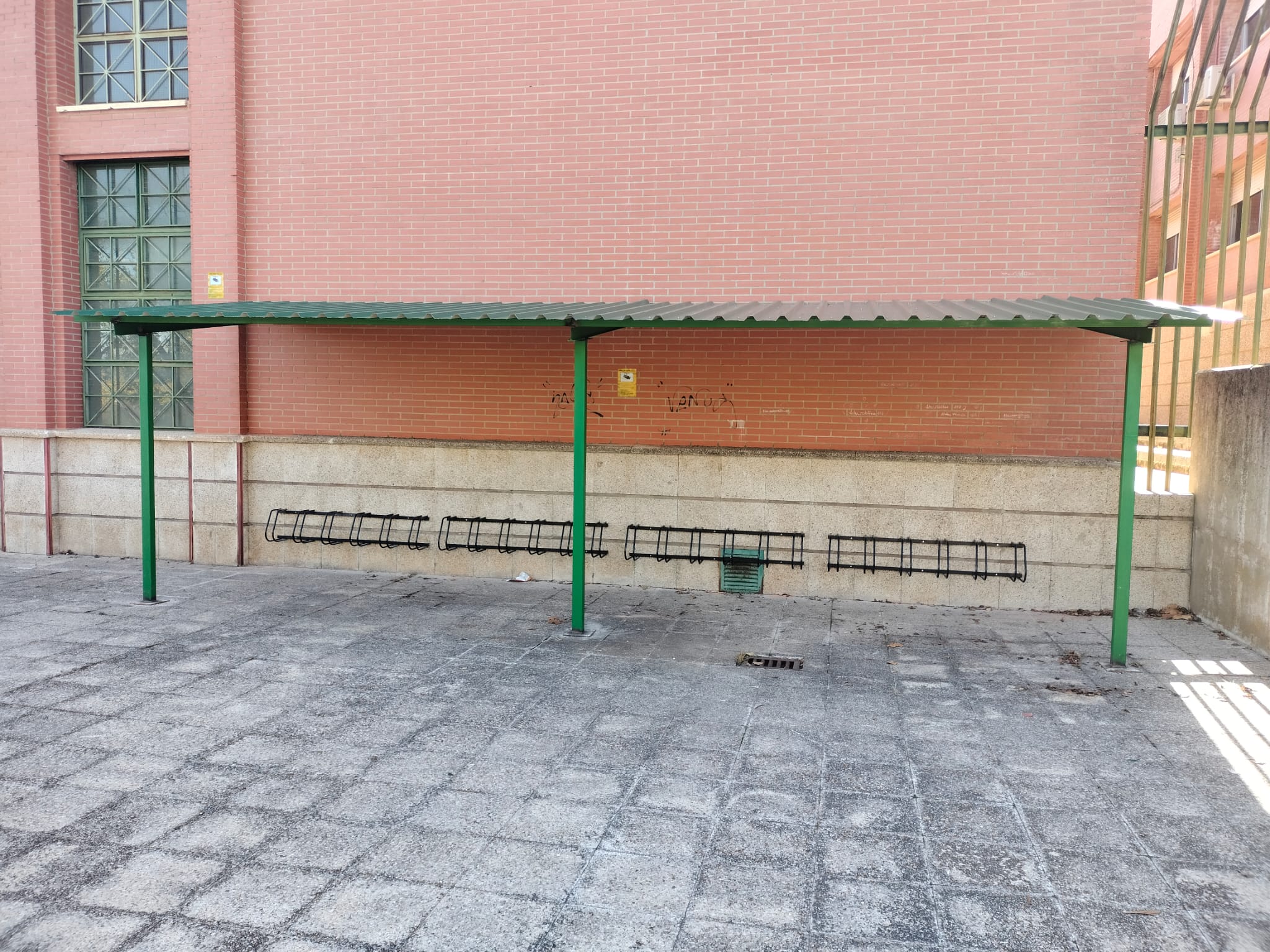 Parking de Bicicletas y Patinetes Fotografía del Parking de Bicicletas y Patinetes para el alumnado